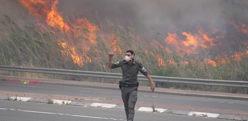 שוטרים באיזור השריפות בהרי ירושלים / צילום: דוברות המשטרה