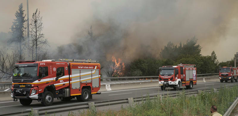 "כבאיות בדרכן למוקדי השריפה בהרי ירושלים / צילום: ap, Mahmoud Illean"