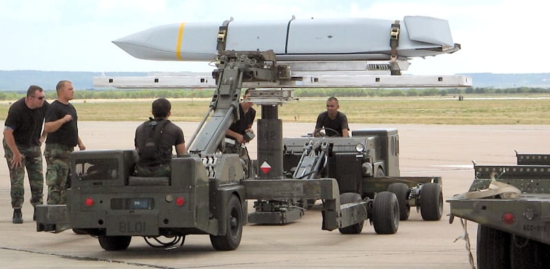 "טיל JASSM-ER בבסיס חיל האוויר האמריקאי / צילום: צילום מסך מתוך יוטיוב (חיל האוויר האמריקאי)"