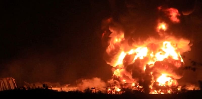 מכליות נפט בוערות בנמל חודיידה, ליל אמש / צילום: Reuters