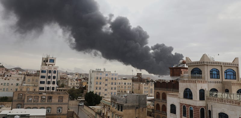 "הפצצת שדה התעופה של צנעא על ידי חיל האוויר / צילום: Associated Press, Osamah Abdulrahman"