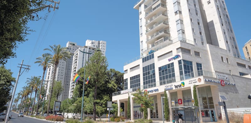 שטחי מסחר מתחת לבניין מגורים בכפר סבא / צילום: Shutterstock