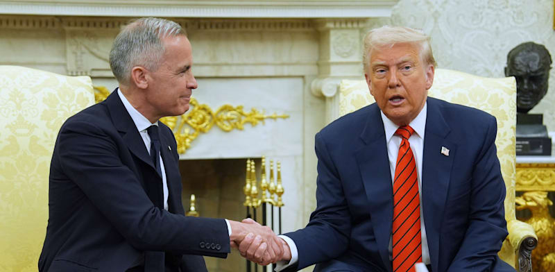 נשיא ארה''ב דונלד טראמפ וראש ממשלת קנדה מארק קרני בחדר הסגלגל. פגישה של הפתעות / צילום: ap, Evan Vucci