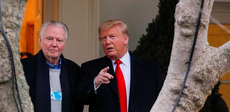 "הנשיא טראמפ עם השחקן ג'ון ווייט, שמונה ליועצו המיוחד. מדיניות אגרסיבית / צילום: Reuters, Brendan McDermid"