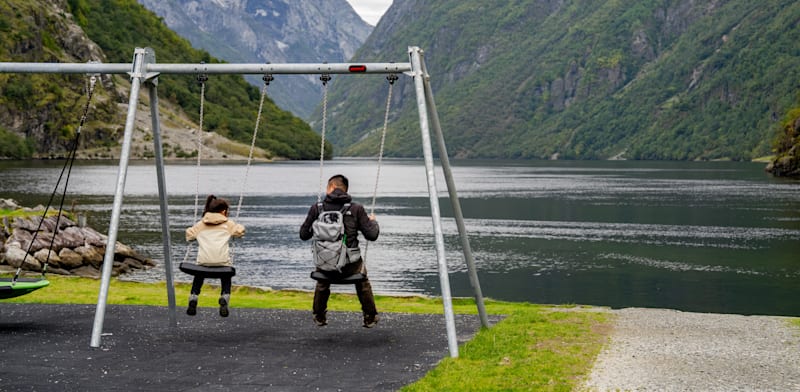 "אב מתנדנד עם בתו בנורווגיה. המודל הסקנדינבי מאפשר לאבות לקחת חופשת לידה בנוסף לזו של האם / צילום: Reuters, Manuel Romano"