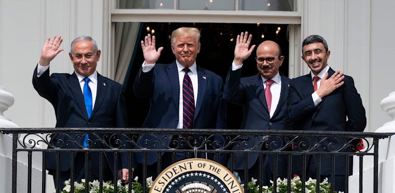 נתניהו וטראמפ עם שרי החוץ של בחריין ואיחוד האמירויות בחתימה על הסכמי אברהם ב־2020 / צילום: ap, Alex Brandon