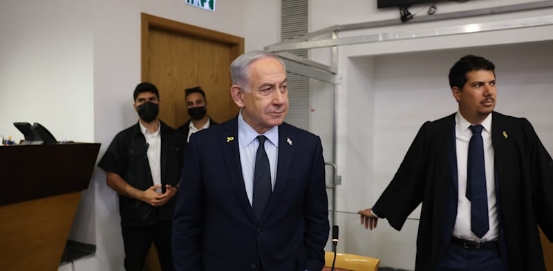 "ראש הממשלה בנימין נתניהו ועו"ד עמית חדד בבית המשפט / צילום: מוטי&amp;amp;nbsp;מילרוד"