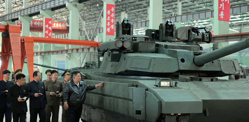 המנהיג העליון של קוריאה הצפונית, קים ג'ונג־און, בוחן את טנק צ'אונמה־2 / צילום: Reuters, KCNA
