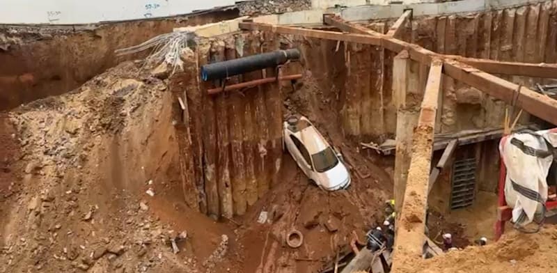 "אתר הבנייה ברחוב הרכסים ברמת גן שקרס / צילום: דוברות המשטרה"