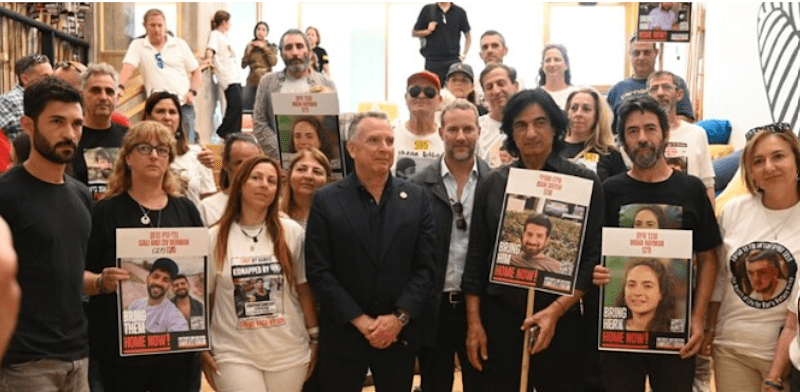 משפחות חטופים, לצד השליח האמריקאי למזרח התיכון, סטיב וויטקוף / צילום: פאולינה פטימר, מטה המשפחות