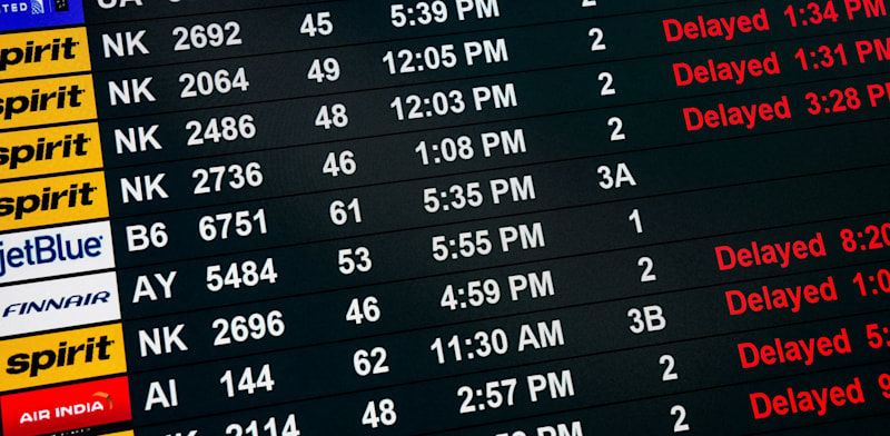 "לוח הטיסות בניוארק צבוע באדום / צילום: Reuters, David 'Dee' Delgado"