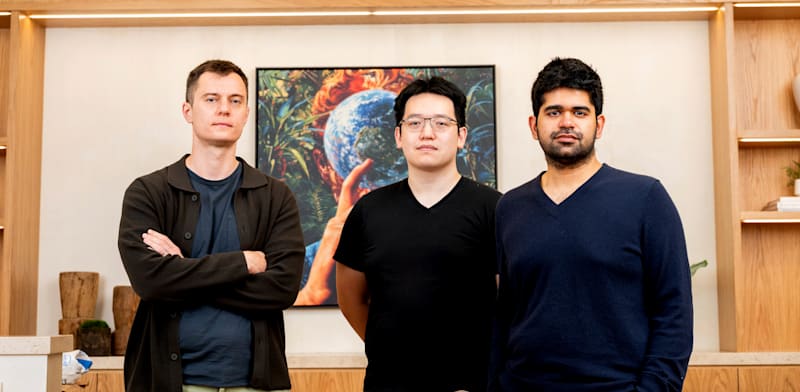 "מימין: מייסדי פרפלקסטי - אראווינד סרינווס, ג'וני הו ודניס יארץ / צילום: ap, Noah Berger"