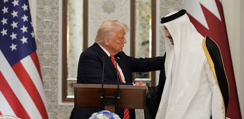 / צילום:  לוחץ את ידו של אמיר קטאר, השייח' תמים בן חמד אאל ת'אני / אילוסטרציה: ap, Alex Brandon"