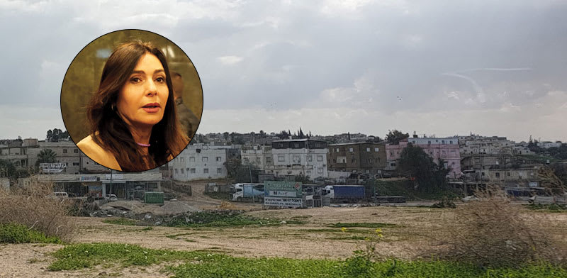 "שטח פתוח סמוך לרהט. בעיגול: שרת התחבורה מירי רגב / צילום: צילומים: בר - אל, עמית שאבי - ידיעות אחרונות"