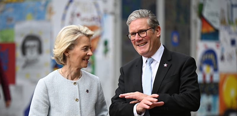 "ראש ממשלת בריטניה קיר סטארמר ונשיאת הנציבות האירופי אורסולה פון-דר-ליין / צילום: ap, Leon Neal"