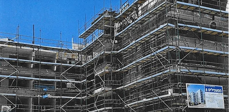 הבניין ברחוב המעפילים 8 באשדוד. הדיירים מתקשים למצוא יזם שיסיים את העבודות / צילום: נציגות דיירי הבניין