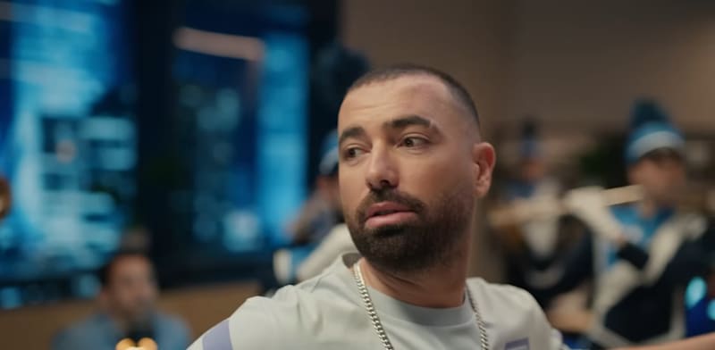 "עומר אדם בקמפיין בנק לאומי / צילום: צילום מסך מתוך הקמפיין"