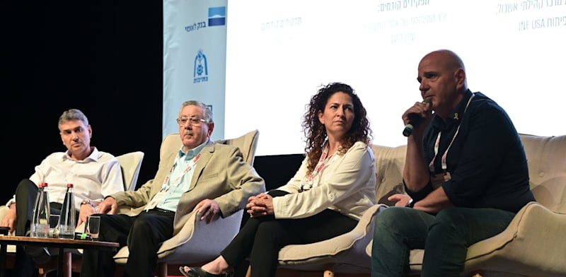 "אורי אפשטיין, מיכל עוזיהו, טלאל אל-קרינאווי, שי משה חגג, בפאנל משותף / צילום: תמר מצפי"