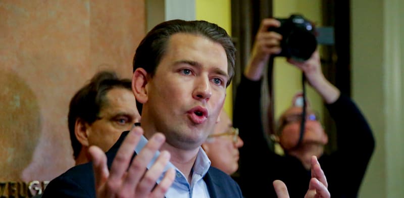 "סבסטיאן קורץ מדבר עם עיתונאים, לאחר הזיכוי במשפטו, היום (ב') / צילום: ap, Heinz-Peter Bader"