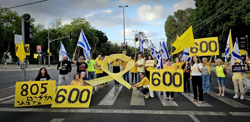 משפחות חטופים ופעילי מחאה בצומת מעוז אביב, תל אביב / צילום: אודי סלמנוביץ Udi Salmanovich