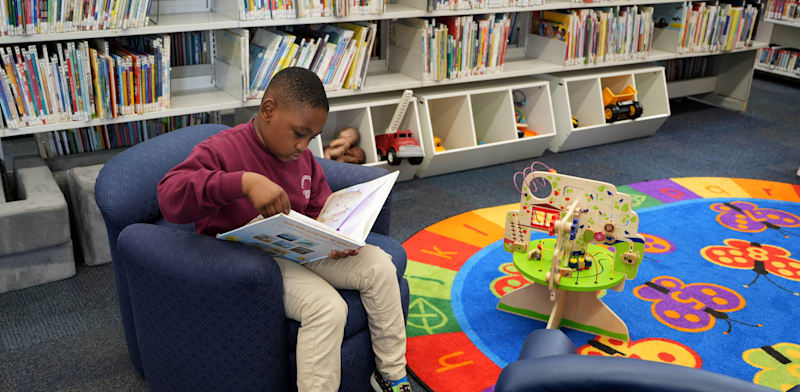 "תלמיד בספרייה. בביה''ס יסודי בארה''ב / צילום: Reuters"