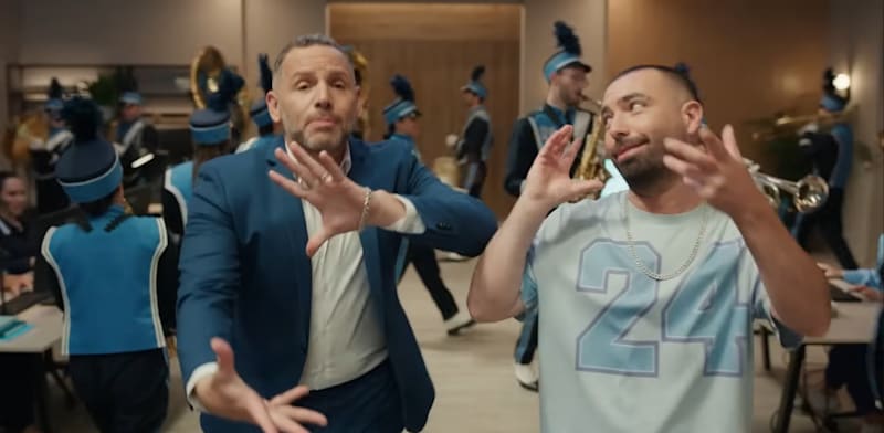 "עומר אדם וגל תורן בקמפיין בנק לאומי / צילום: צילום מסך יוטיוב"