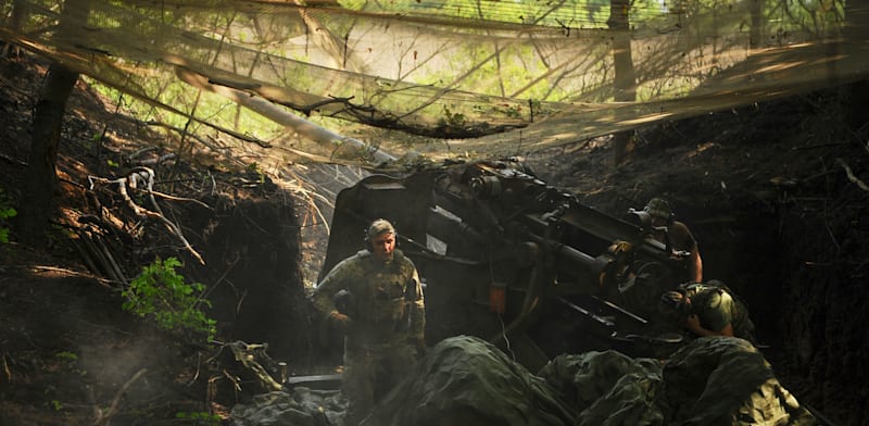 חיילים אוקראינים יורים תותח לעבר עמדות צבא רוסיה ליד חרקוב, אוקראינה / צילום: ap, Anatolii Lysianskyi