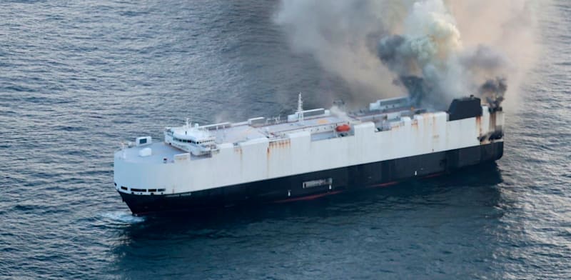 "הספינה Morning Midas עולה באש / צילום: ap"