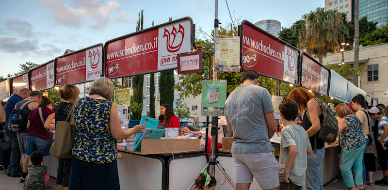 "שבוע הספר. משירה ועד בינג' קריאה רציף / צילום: כדיה לוי"