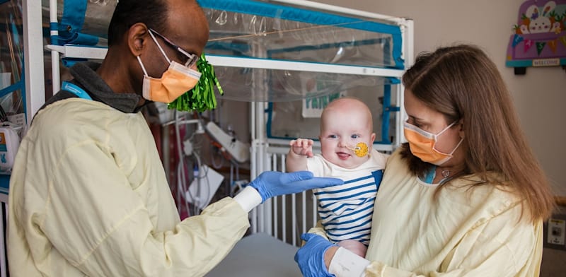 "התינוק KJ שעבר טיפול בעריכה גנטית, עם החוקרים / צילום: Children's hospital of Philadelphia / News Release"