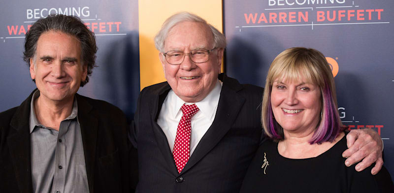 "וורן באפט עם ילדיו סוזי ופיטר. הלפיד מועבר לדור הבא במשפחה / צילום: ap, Charles Sykes"