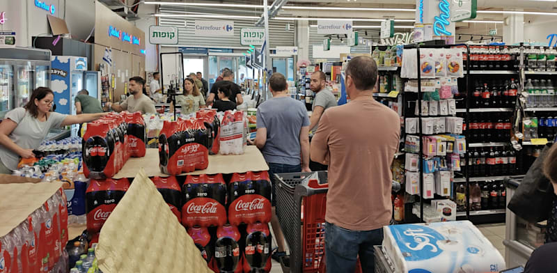 "תורים ברשת קרפור / צילום: שירה ספיר"