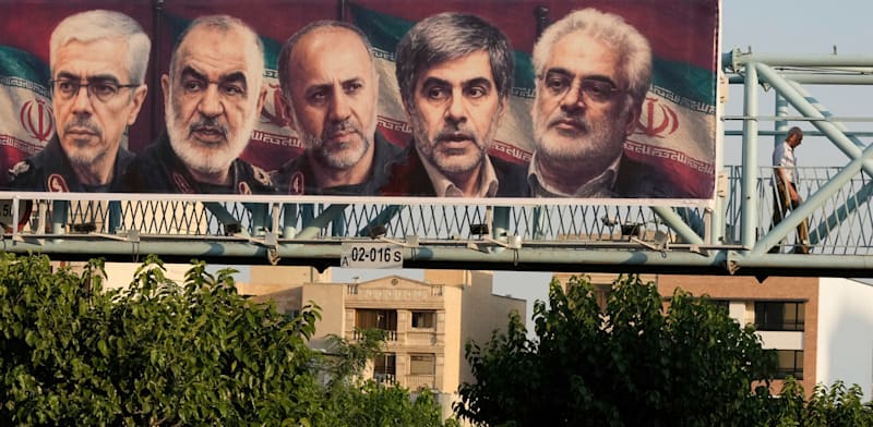 "שלט בטהרן עם תמונות הבכירים שחוסלו בתקיפה הישראלית / צילום: ap, Vahid Salemi"