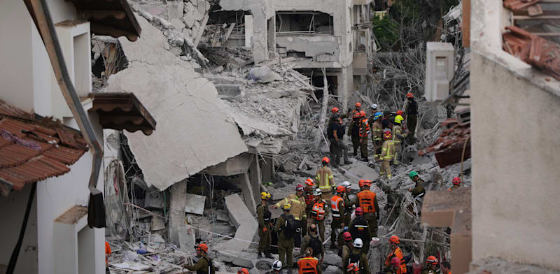 "כוחות הצלה באזור פגיעת הטיל האיראני בראשון לציון / צילום: ap, Ohad Zwigenberg"