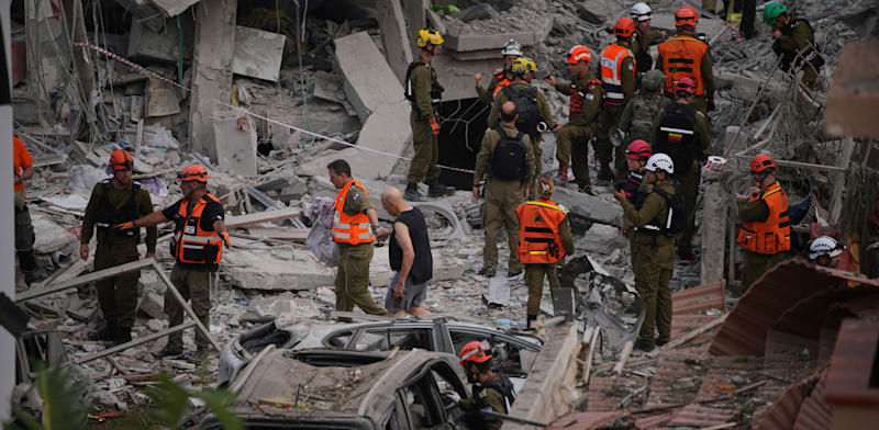 "כוחות הצלה באזור פגיעת טיל איראני במרכז הארץ / צילום: ap, had Zwigenberg"