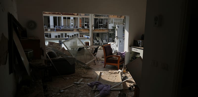 "דירה שנפגעה בזירת נפילה בתל אביב / צילום: ap, Ariel Schalit"