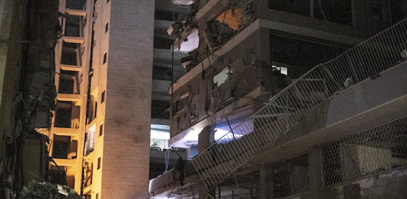 "הפגיעה בבניין בבת ים מטיל איראני / צילום: Reuters, Anadolu Agency"