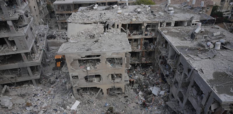 "הפגיעה בבת ים ממתקפת הטילים האיראנית / צילום: ap, Ariel Schalit"