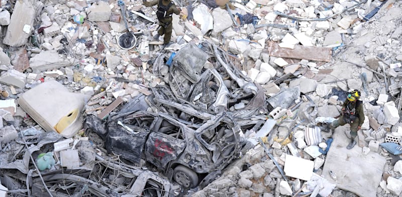 "צוותי הצלה וחילוץ מחפשים ניצולים באזור פגיעת הטיל האיראני בבת ים / צילום: ap, Ariel Schalit"