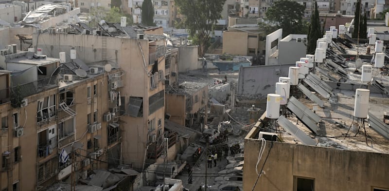 פגיעת טיל איראני באזור מגורים בבני ברק / צילום: ap, Leo Correa