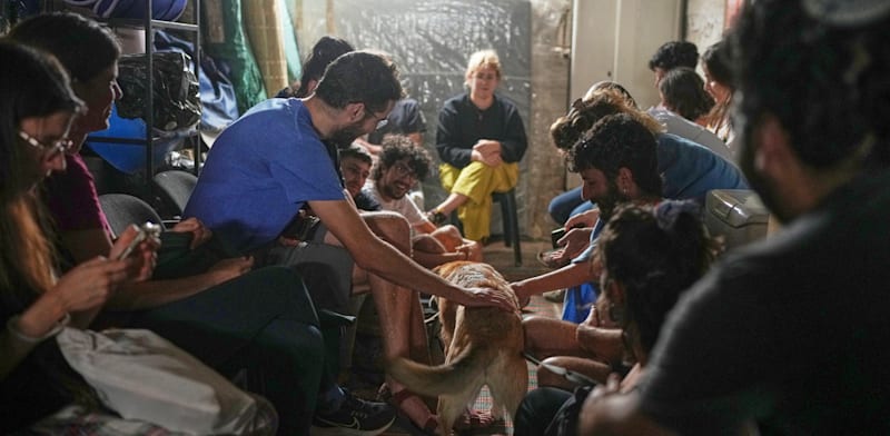 "ישראלים במקלט בירושלים בזמן ירי טילים מאיראן / צילום: ap, Ohad Zwigenberg"