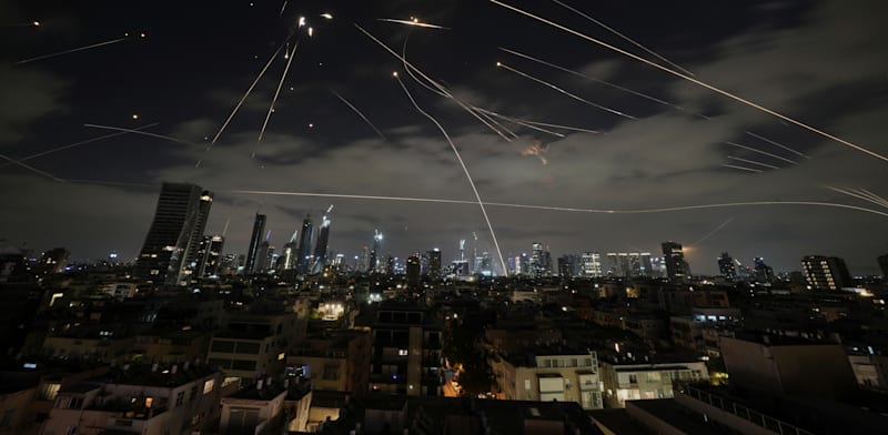 "יירוט טילים מאיראן מעל שמי תל אביב, יום ראשון / צילום: ap, Leo Correa"