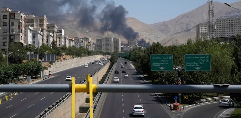 "עשן מיתמר ממתקן נפט באיראן, לאחר שנפגע בתקיפה ישראלית / צילום: ap, Vahid Salemi"