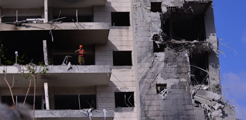 "פגיעה ישירה של טיל איראני בממ''ד בפתח תקווה / צילום: Reuters, Matan Golan"