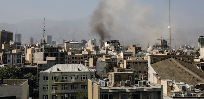 "עשן עולה מפיצוץ בעקבות תקיפה ישראלית בטהרן / צילום: Reuters, HAMID AMLASHI"