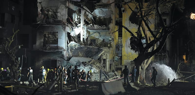 "בניין שנפגע מטיל איראני / צילום: ap, Baz Ratner"