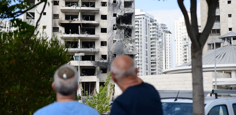 "הבניין בפתח תקווה שנפגע פגיעה ישירה מטיל איראני / צילום: Reuters, Matan Golan / SOPA Images"