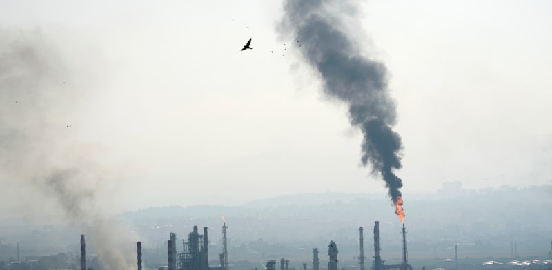 "פגיעת הטיל במפעלי בזן במפרץ חיפה / צילום: ap, Ariel Schalit"