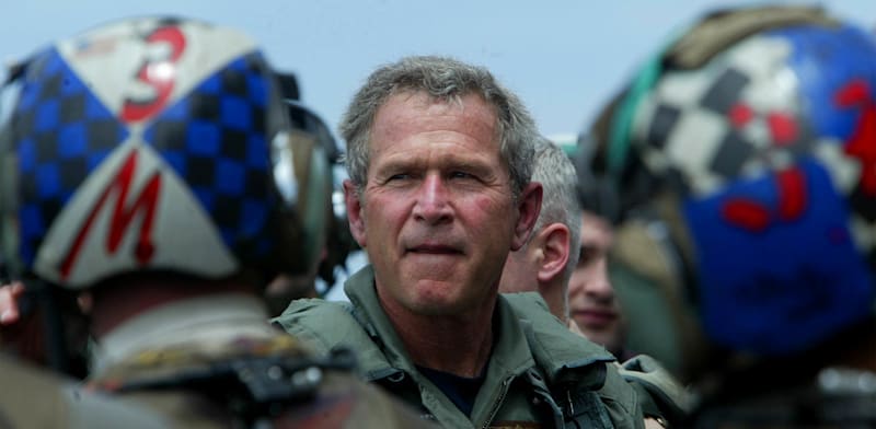 "הנשיא בוש חוגג את ניצחונו על עיראק. המלחמה שפתחה לאיראן את המזרח התיכון / צילום: ap, PABLO MARTINEZ MONSIVAIS"