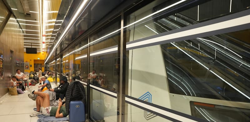 "אנשים ישנים בתחנת בן גוריון (ארכיון) / צילום: נת''ע"